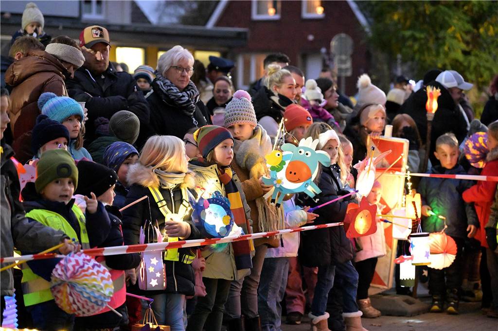 Etwa 1000 kleine und große Menschen waren am Samstag (9.11.) gekommen, um an dem Martins-Fest der Feuerwehr und des Schützenvereins teilzunehmen.