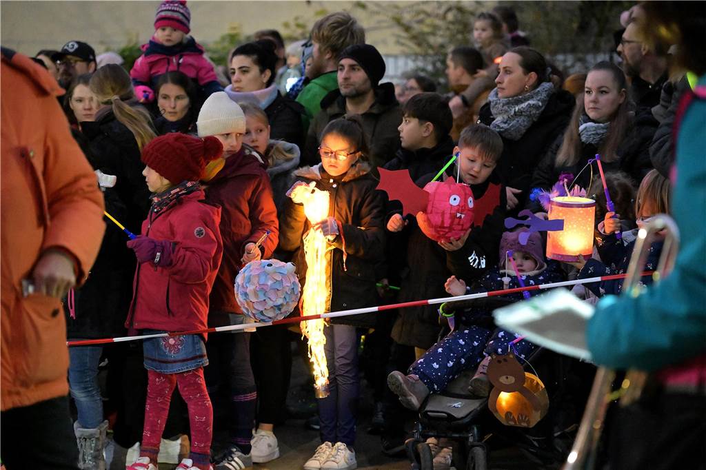 Etwa 1000 kleine und große Menschen waren am Samstag (9.11.) gekommen, um an dem Martins-Fest der Feuerwehr und des Schützenvereins teilzunehmen.