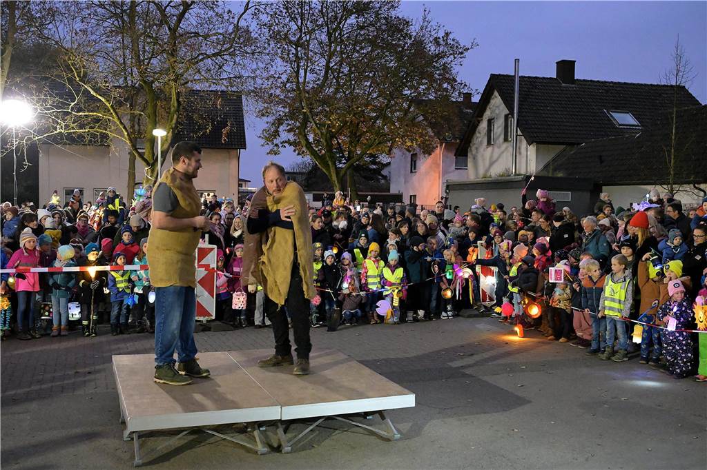 Etwa 1000 kleine und große Menschen waren am Samstag (9.11.) gekommen, um an dem Martins-Fest der Feuerwehr und des Schützenvereins teilzunehmen.