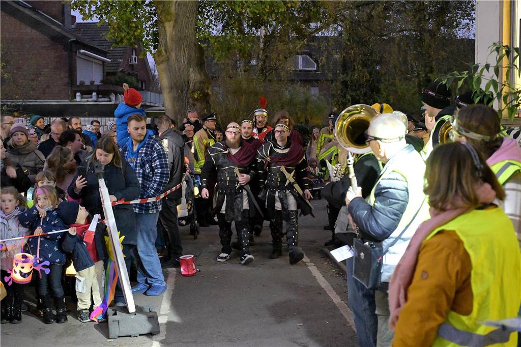 Etwa 1000 kleine und große Menschen waren am Samstag (9.11.) gekommen, um an dem Martins-Fest der Feuerwehr und des Schützenvereins teilzunehmen.