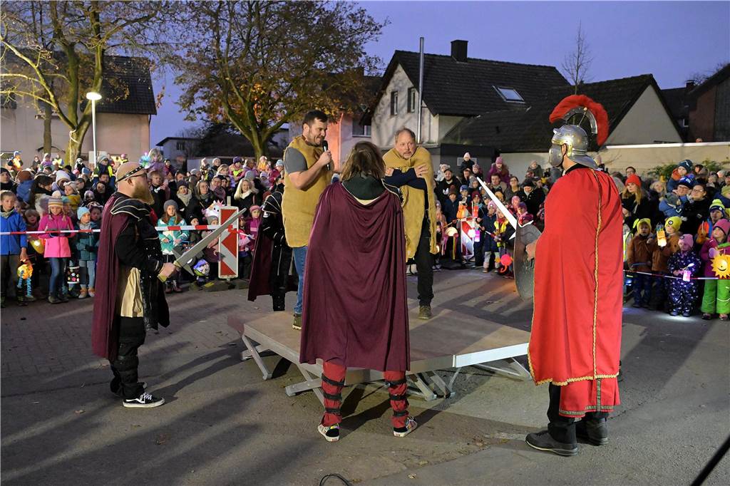 Etwa 1000 kleine und große Menschen waren am Samstag (9.11.) gekommen, um an dem Martins-Fest der Feuerwehr und des Schützenvereins teilzunehmen.