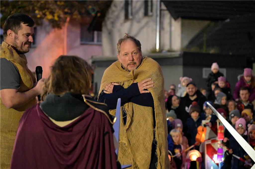 Etwa 1000 kleine und große Menschen waren am Samstag (9.11.) gekommen, um an dem Martins-Fest der Feuerwehr und des Schützenvereins teilzunehmen.