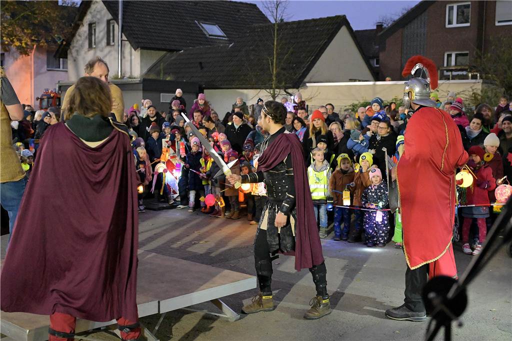 Etwa 1000 kleine und große Menschen waren am Samstag (9.11.) gekommen, um an dem Martins-Fest der Feuerwehr und des Schützenvereins teilzunehmen.