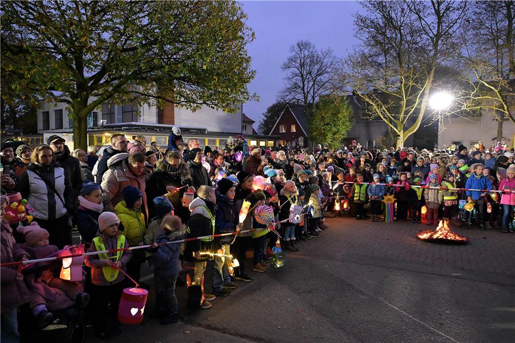 Etwa 1000 kleine und große Menschen waren am Samstag (9.11.) gekommen, um an dem Martins-Fest der Feuerwehr und des Schützenvereins teilzunehmen.