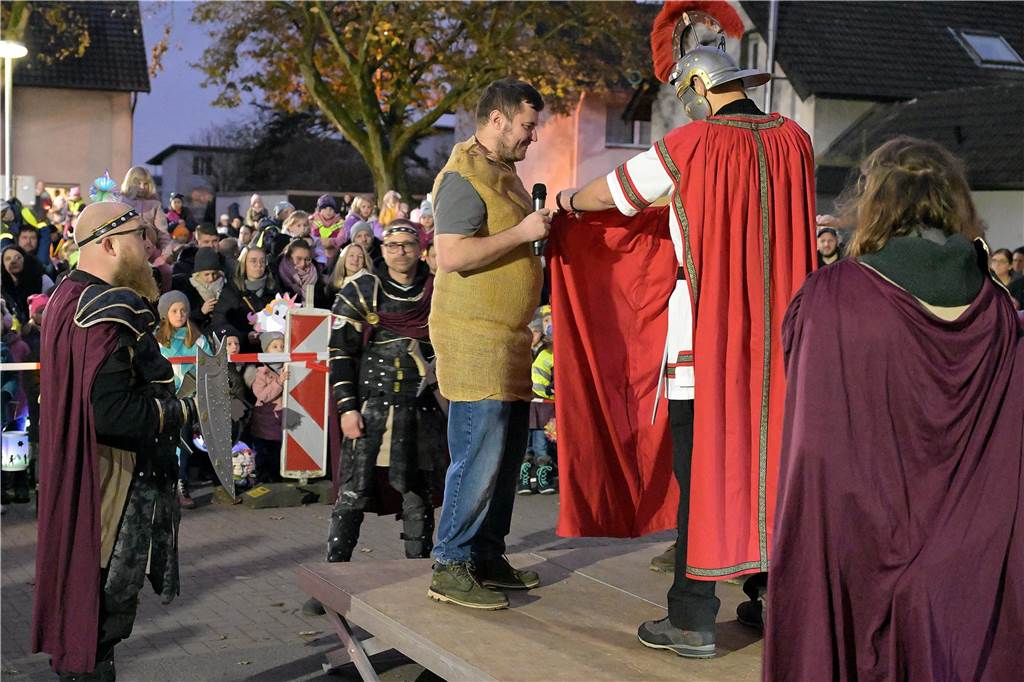 Etwa 1000 kleine und große Menschen waren am Samstag (9.11.) gekommen, um an dem Martins-Fest der Feuerwehr und des Schützenvereins teilzunehmen.