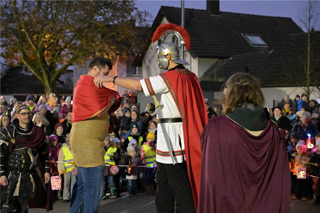 Etwa 1000 kleine und große Menschen waren am Samstag (9.11.) gekommen, um an dem Martins-Fest der Feuerwehr und des Schützenvereins teilzunehmen.