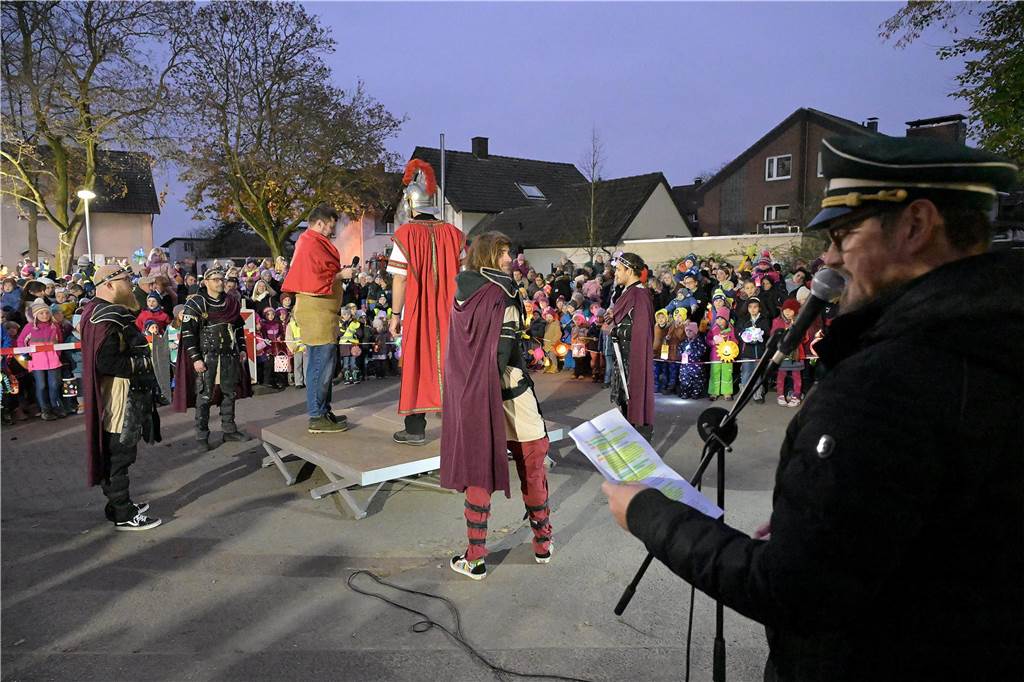 Etwa 1000 kleine und große Menschen waren am Samstag (9.11.) gekommen, um an dem Martins-Fest der Feuerwehr und des Schützenvereins teilzunehmen.