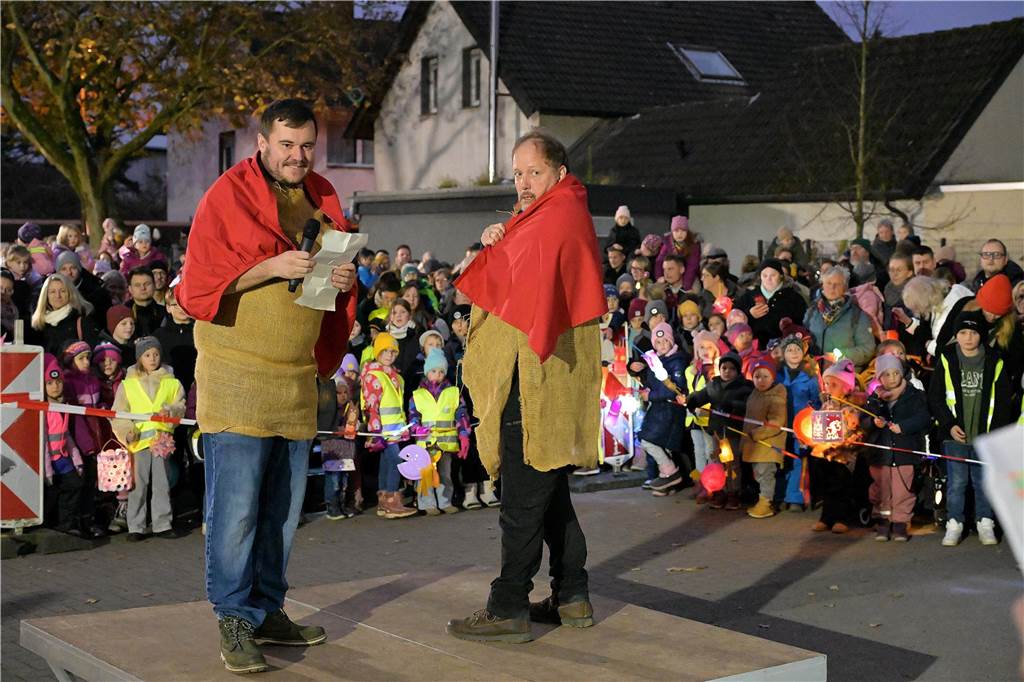 Etwa 1000 kleine und große Menschen waren am Samstag (9.11.) gekommen, um an dem Martins-Fest der Feuerwehr und des Schützenvereins teilzunehmen.