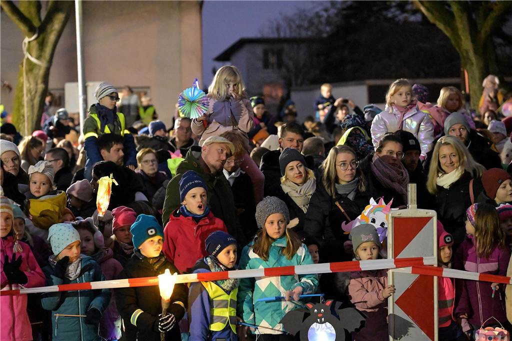 Etwa 1000 kleine und große Menschen waren am Samstag (9.11.) gekommen, um an dem Martins-Fest der Feuerwehr und des Schützenvereins teilzunehmen.