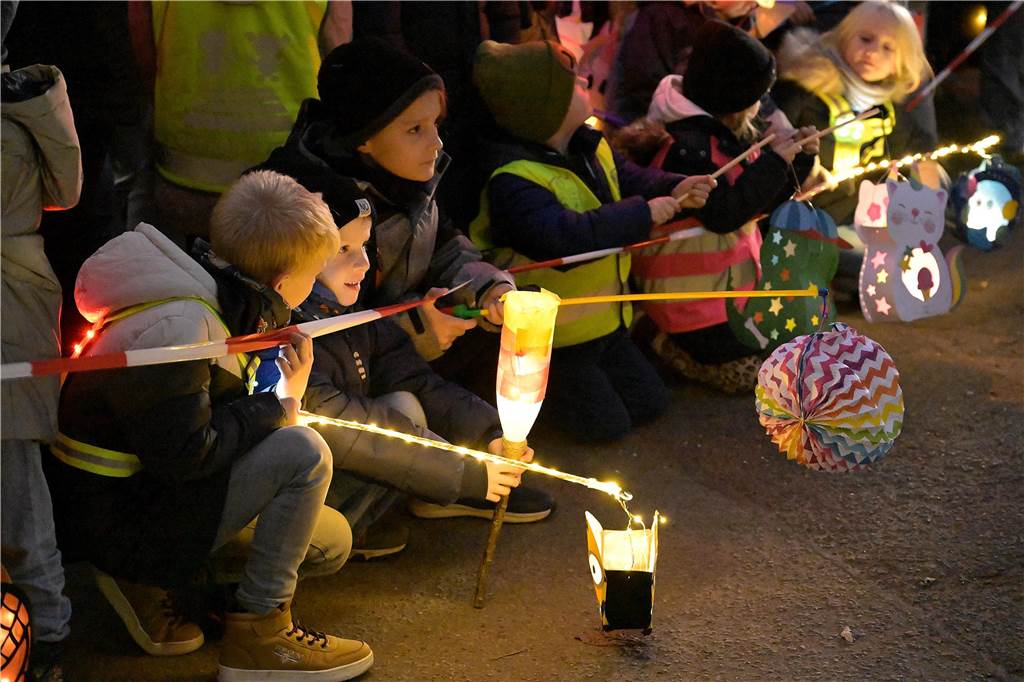 Etwa 1000 kleine und große Menschen waren am Samstag (9.11.) gekommen, um an dem Martins-Fest der Feuerwehr und des Schützenvereins teilzunehmen.