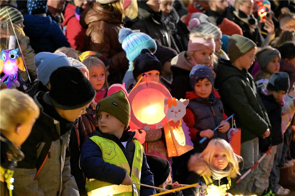 Etwa 1000 kleine und große Menschen waren am Samstag (9.11.) gekommen, um an dem Martins-Fest der Feuerwehr und des Schützenvereins teilzunehmen.