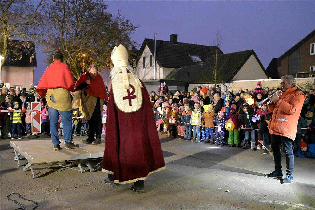 Etwa 1000 kleine und große Menschen waren am Samstag (9.11.) gekommen, um an dem Martins-Fest der Feuerwehr und des Schützenvereins teilzunehmen.