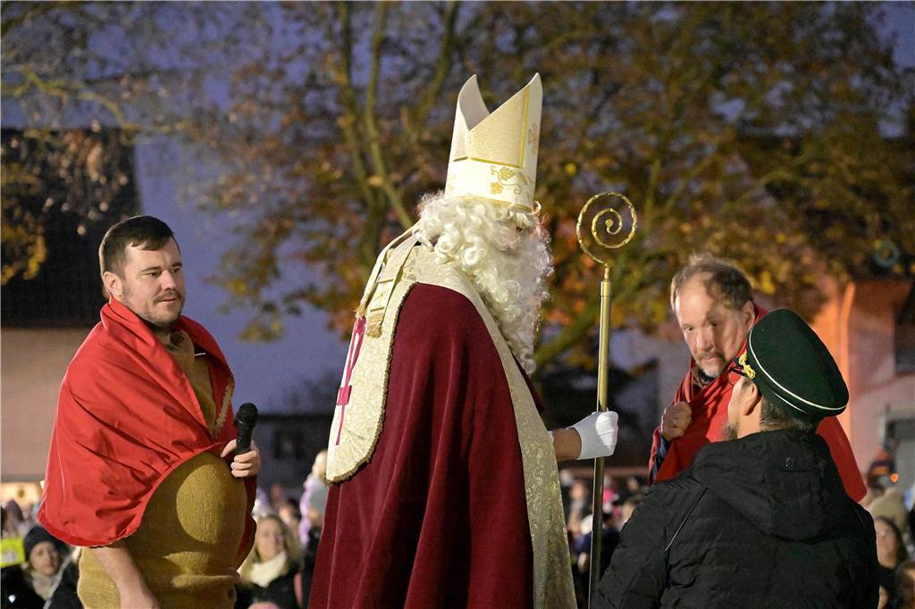 Etwa 1000 kleine und große Menschen waren am Samstag (9.11.) gekommen, um an dem Martins-Fest der Feuerwehr und des Schützenvereins teilzunehmen.