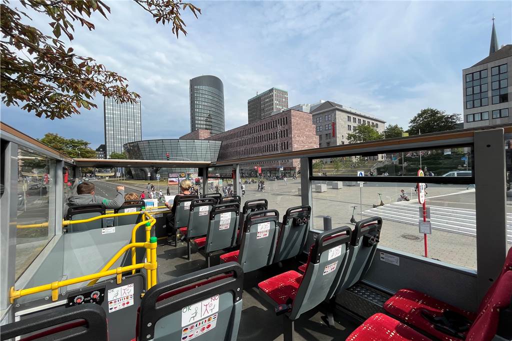 Sightseeing im roten Doppeldecker-Bus - Lohnt sich die Rundfahrt durch Dortmund? Etwa 15 Personen waren zu Beginn der Fahrt mit dem Hop-on-hop-off-Bus an Bord. Zwischendurch sind einige ausgestiegen.
