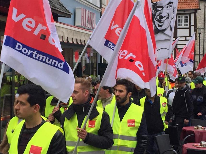 Amazon-Streik in Werne - Demo in der Innenstadt Etwa 150 Demonstranten folgten am Dienstagmorgen dem Aufruf der Gewerkschaft Verdi und zogen in einem Protestzug durch die Innenstadt.