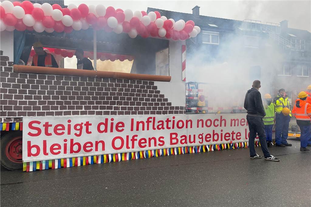 Karneval 2023 in Olfen: Re-Live vom großen Umzug: 20 große Wagen zum Nelkendienstag Etwa 1500 Menschen werden am Umzug beteiligt sein.