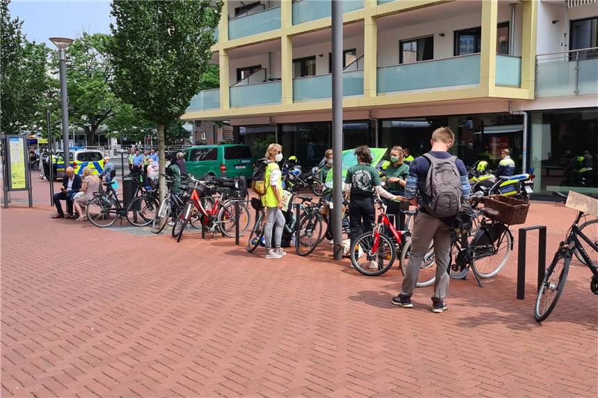 Fridays For Future startet Fahrrad-Demo mit Straßenblockade in Lünen Etwa 20 Teilnehmer hatte die Demo in der Lüner Innenstadt am Freitag beim Start.