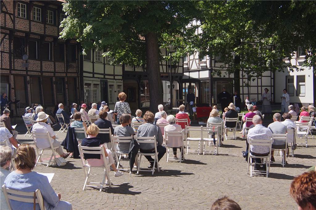 Freiluft-Gottesdienst gut besucht - Stühle reichten nicht aus Etwa 200 Gläubige versammelten sich, in entsprechendem Sicherheitsabstand, auf dem Kirchhof Werne.