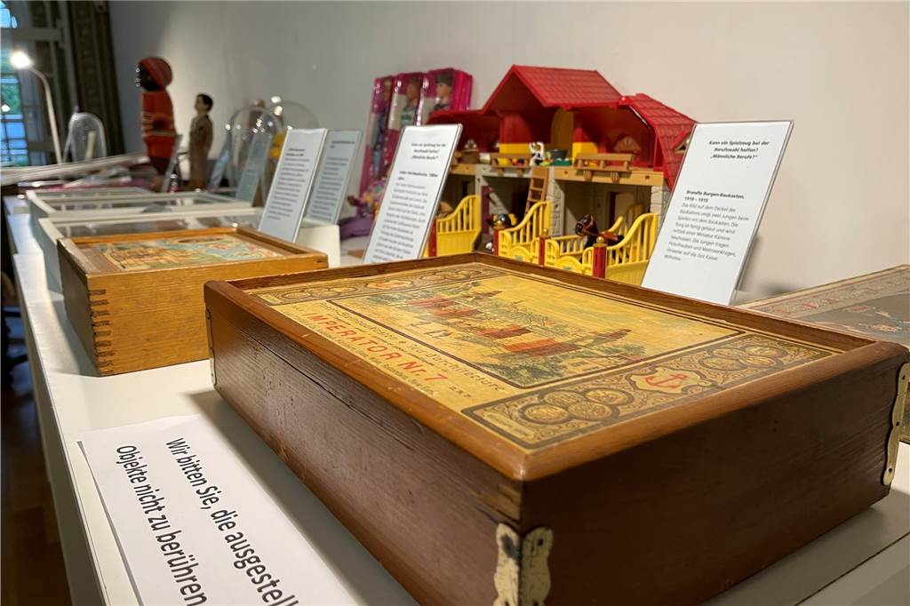 Museum der Stadt bleibt lange geschlossen: „Hier drin passiert jede Menge“ Etwa 25.000 Exponate ziehen in wenigen Monaten vom Schloss Schwansbell in die Innenstadt.