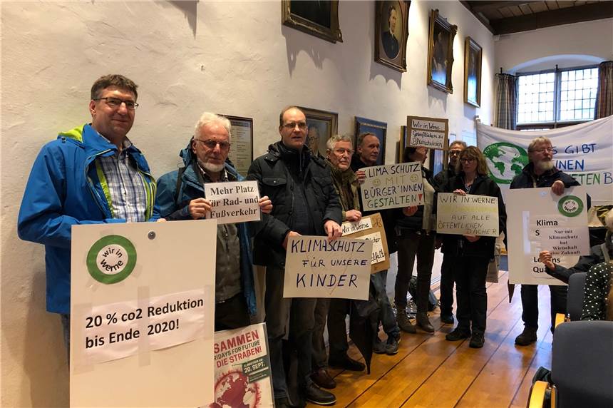 Mageres Ergebnis nach langer Kampf-Debatte: Der Stadtrat und die Klimaoffensive Etwa 30 Bürger demonstrierten vor der Sitzung des Stadtrates am Mittwochabend. Am Ende haben die Mitglieder mit den meisten Stimmen für den gemeinsamen Antrag der UWW, CDU und FDP votiert. Demnach wird eine Klimaoffensive beschlossen.