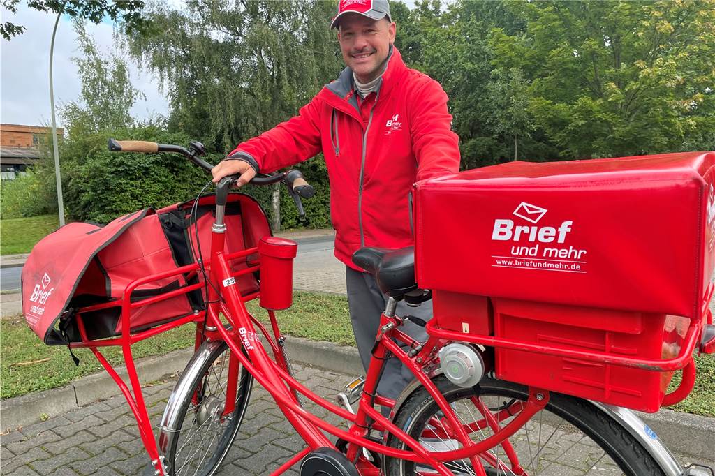 Video: Job als radelnder Bote in Werne kommt Uwe Henkels Gesundheit zugute Etwa 30 Kilometer, je nach Brief-Aufkommen, legt Uwe Henkel täglich in seiner Schicht mit dem E-Bike zurück. Auch privat hat er Spaß am Fahrradfahren.