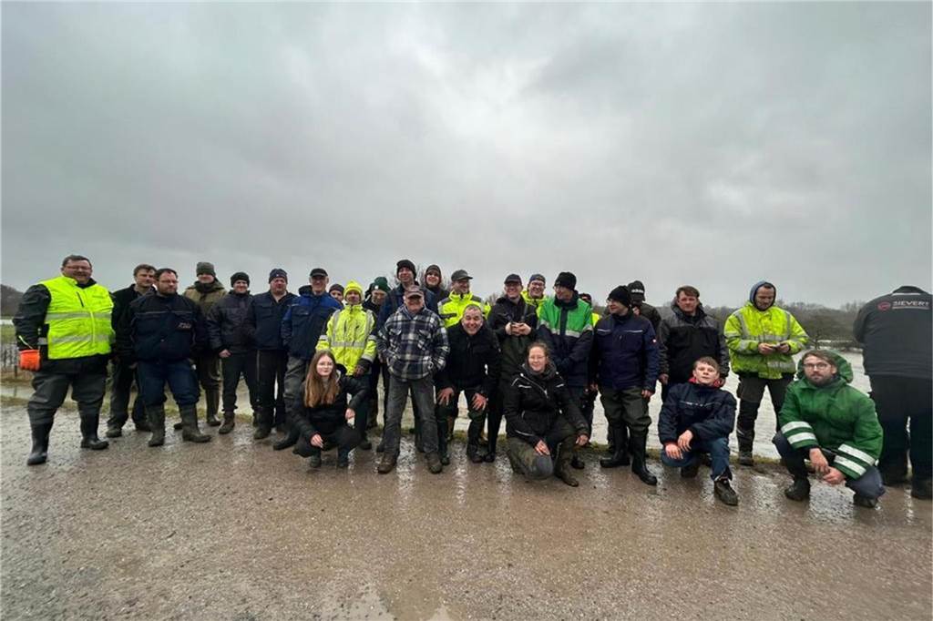 Landwirt muss Rinder aus überfluteten Lippewiesen retten Etwa 30 Helfer, die die Rinder einfangen und abtransportierten.