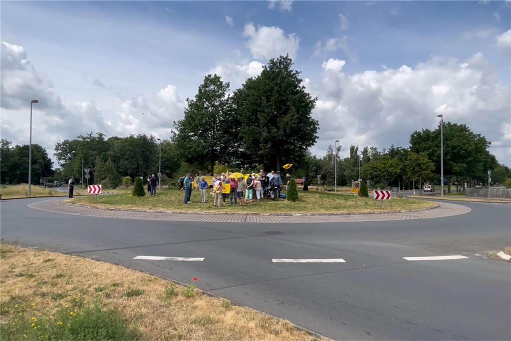 Die kleine Gruppe der Demonstranten auf dem Kreisverkehr am Schumacherring