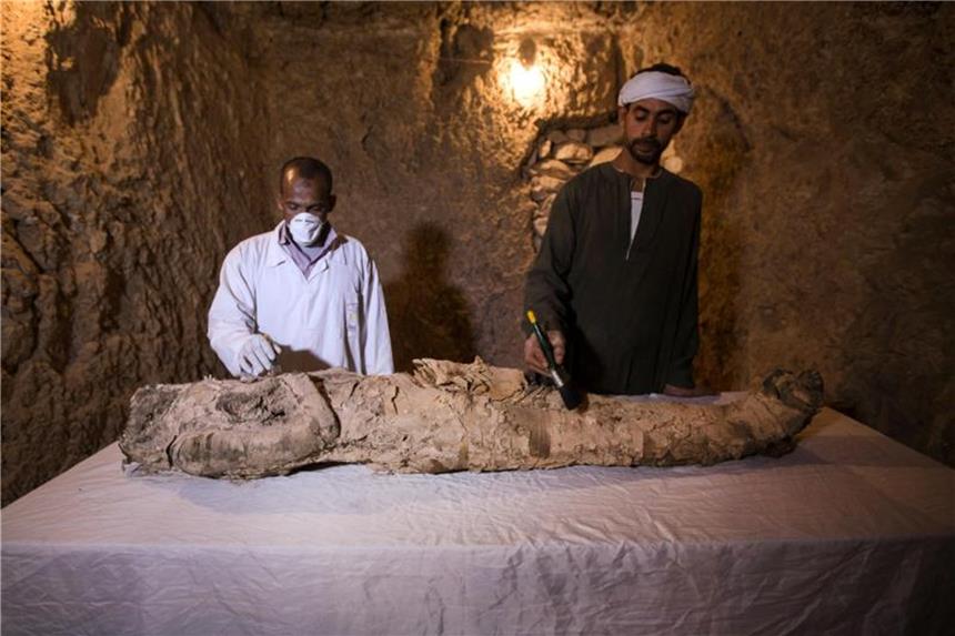 Archäologen entdecken in Luxor Grabkammern mit Mumien Etwa 3500 Jahre alt ist die Mumie. Foto: Gehad Hamdy