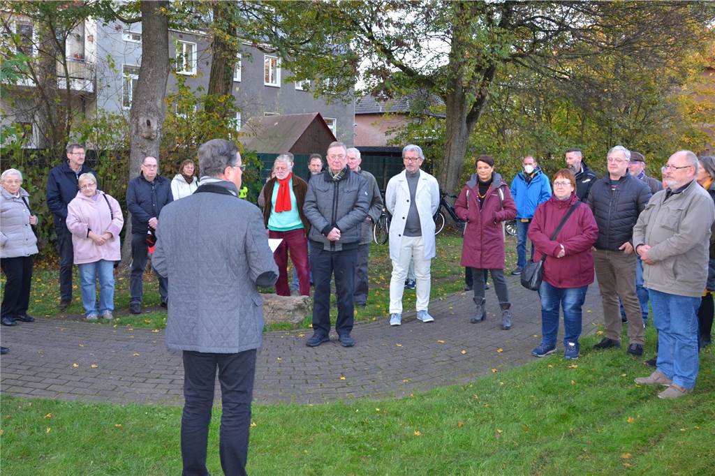 SPD Haltern mahnt auf jüdischem Friedhof: „Wir müssen Flagge zeigen“ Etwa 40 Bürgerinnen und Bürger folgten der Einladung der SPD, allen Opfern des Nationalsozialismus auf dem jüdischen Friedhof zu gedenken.