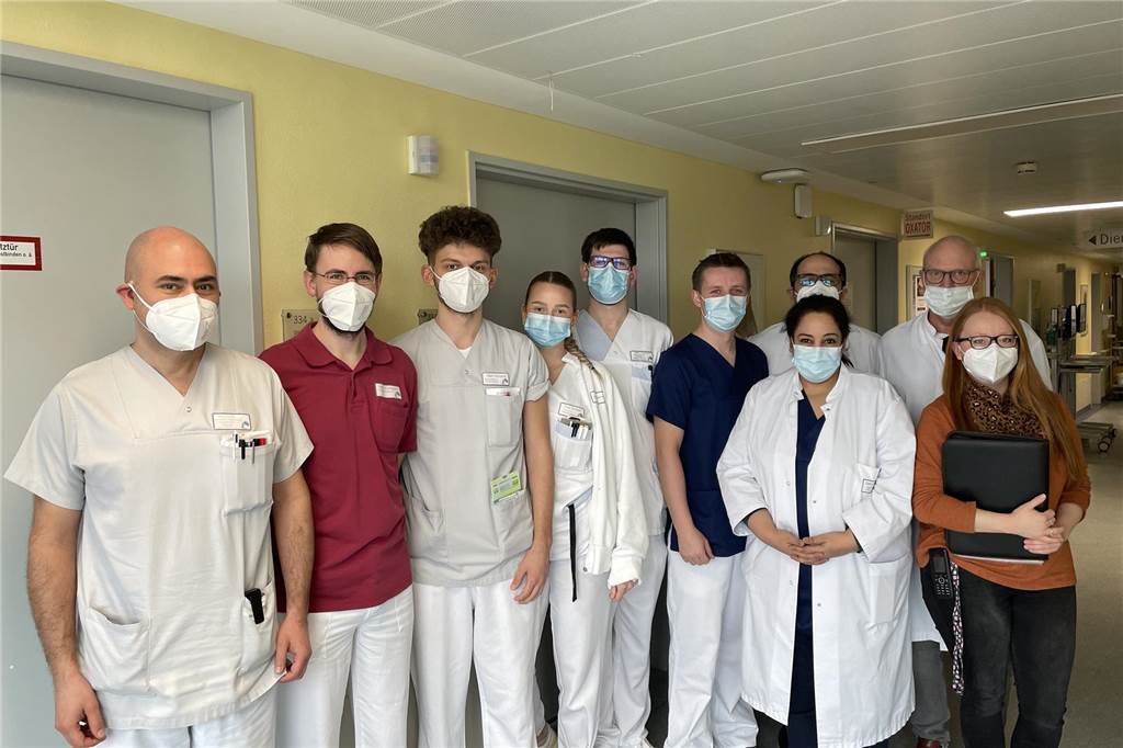 Einige Mitarbeiter der Stroke Unit des EvKs stehen im Flur ihrer Abteilung.