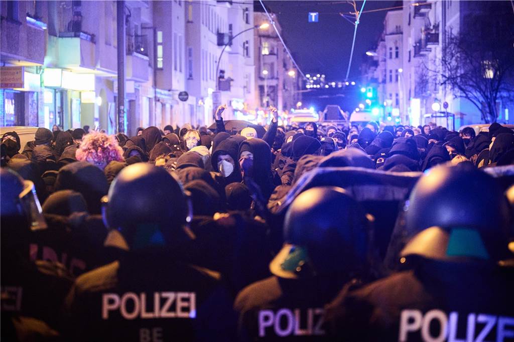 Polizisten in der Masse von Demonstranten.