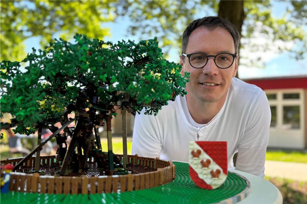 Zahlreiche Besucher an Eröffnungsfeier des Femeichenparks Philipp Honvehlmann an Lego-Modell der Femeiche