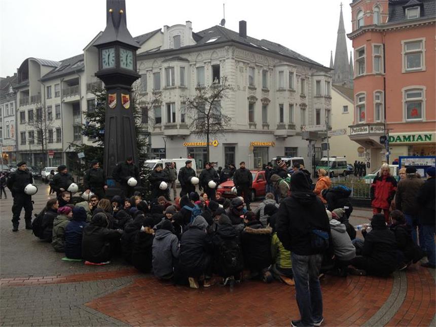 Neonazis erfahren großen Gegenprotest Etwa 50 Personen blockieren den Platz an der Schlanken Mathilde. Hier wollen die Neo-Nazis demonstrieren.