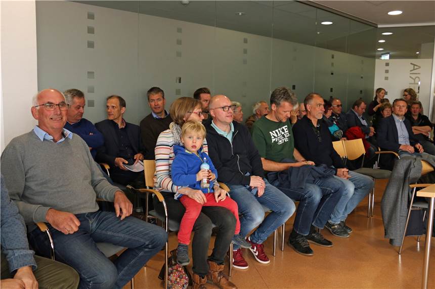 Piktogramme sinnvoll, Hindernisse schwierig: Politik diskutiert mit Initiative Spielstraße Etwa 50 Unterstützer der Initiative Spielstraße verfolgten die Diskussion der Politik um mögliche Lösungen, um das Rasen in Spielstraßen zu reduzieren.
