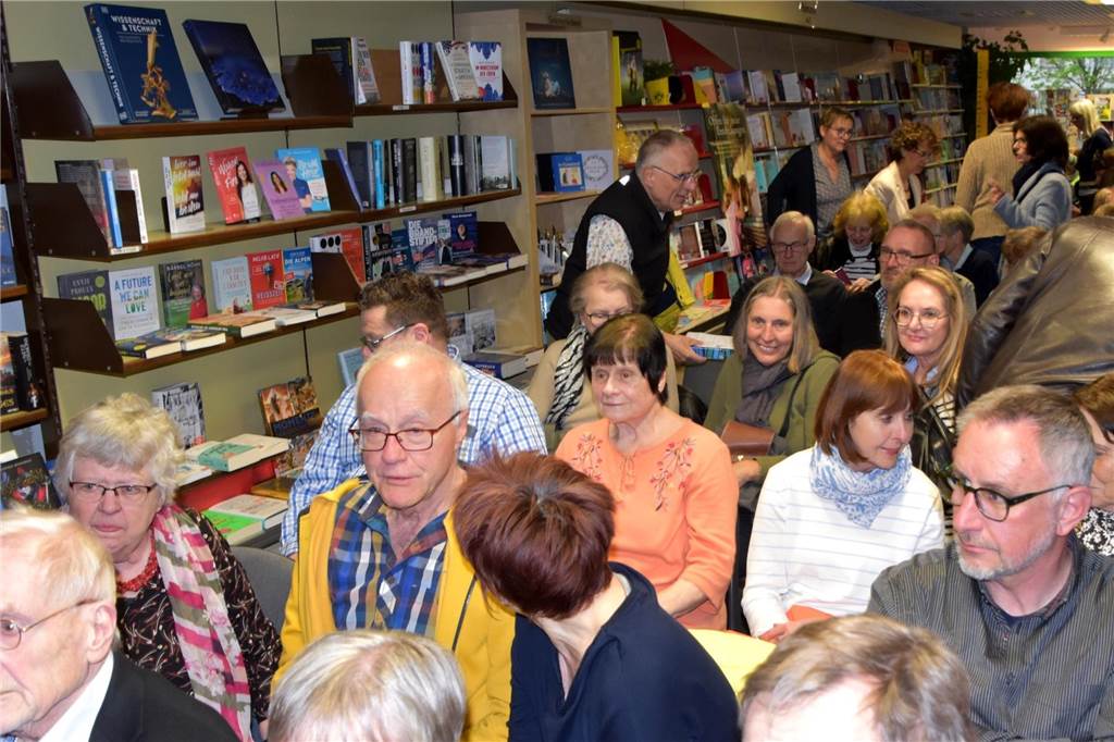 Letzte Lesung in Lippe Buchhandlung: Hoffnungsschimmer für Nachfolge Etwa 60 Gäste nahmen an der letzten Lesung in der Lippe Buchhandlung teil.