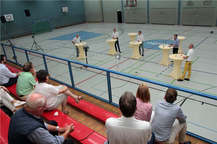 Herzensangelegenheit contra Wir-Gefühl - Bulinski contra Christ Etwa 60 Gäste schauten sich den Abend an, 100 hätten unter Corona-Bedingungen in die Ballsporthalle gepasst.