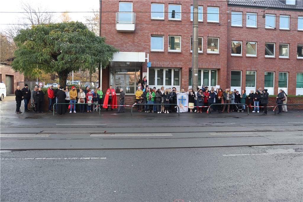Abtreibungsgegner protestieren gegen Klinik Etwa 60 Personen nahmen an der Gebetsmahnwache gegenüber von der Klinik für Schwangerschaftsabtreibung teil.