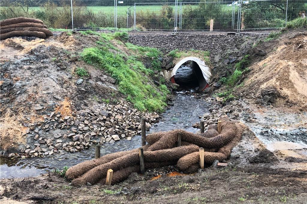 Großbaustelle am Mühlenbach wird schneller fertig als geplant Etwa auf der Hälfte des neuen Verlaufs fließt der Mühlenbach derzeit durch ein Rohr in die Lippe.