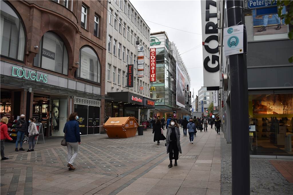 Masken-Hinweisschilder hängen in der Fußgängerzone – aber keiner sieht sie Etwa groß wie ein DINA4-Zettel und zwei Meter hoch hängen die Hinweisschilder in der City.