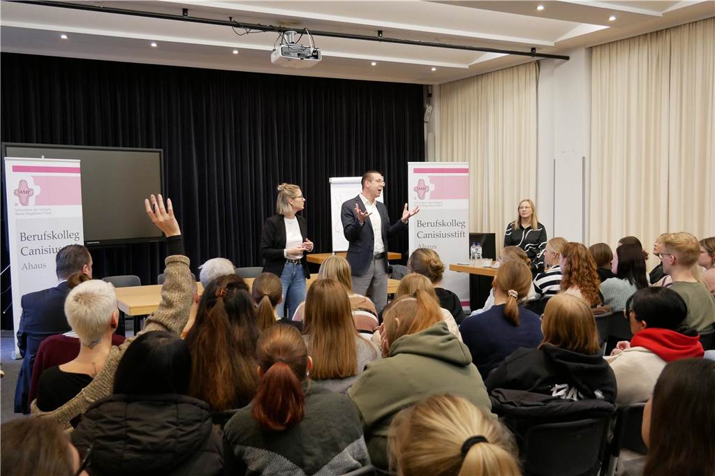 Canisiusstift unterschreibt Kooperationsvertrag mit Fachhochschule Etwa vierzig Schülerinnen und Schüler folgten der Auftaktveranstaltung und konnten anschließend Fragen stellen.