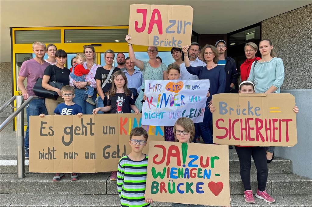 Wieder neue Pläne für die Wiehagenschule: „Für die Kinder ein Zuhause“ Etwa zwei Dutzend Eltern demonstrierten bereits vor einigen Tagen mit ihren Kindern vor der Sitzung des Ausschusses für den Kommunalbetrieb vor dem Stadthaus.