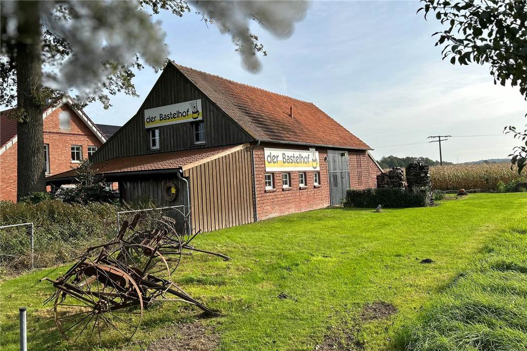 Cilly Albers schließt den Legdener Bastelhof zum Ende des Jahres Das Gebäude des Bastelhofs neben einer Wiese und einem Feld