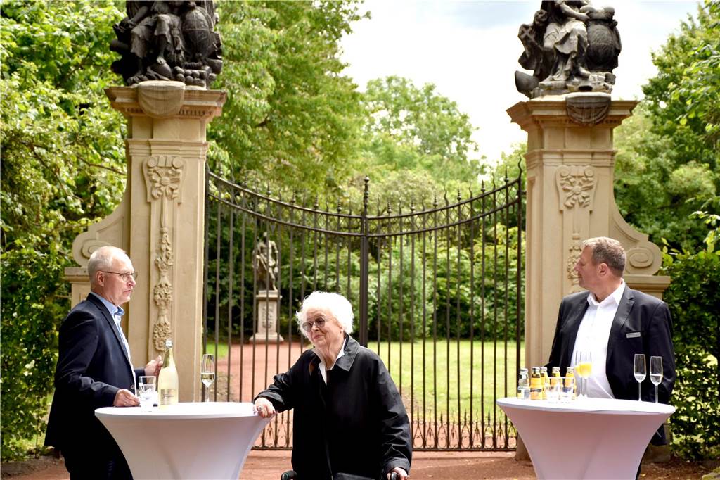 Etwas abseits vom Trubel auf der Schlossinsel wurde am Sonntag das genau 300 Jahre alte Gartentor zum Schlossgarten samt der feierlich geöffnet. Als erste schritten Oldenkott’s Natz (Andreas Kosmann), Marlies Rensing (geb. Hoppe) und Dr. Manfred Rensing zusammen mit Werner Leuker von der Stadt Ahaus durch das sanierte Tor in Rensings Garten.