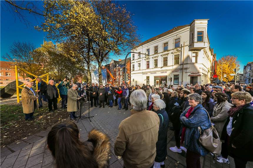 Gedenkveranstaltung zur Pogromnacht findet trotz Corona-Pandemie statt Etwas anders als auf diesem Archivbild soll in diesem Jahr eine Gedenkveranstaltung zur Pogromnacht am jüdischen Mahnmal an der Arminiusstraße in Dortmund-Dorstfeld stattfinden - unter strengen Hygieneauflagen.