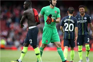 Etwas angesäuert: Arsenal-Keeper Petr Cech (M). Foto: Nick Potts/PA Wire