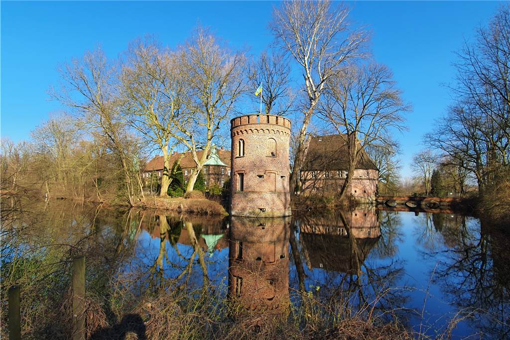Etwas feierlicher als im Standesamt: Im Rittersaal von Schloss Bladenhorst sind Ambiente-Trauungen möglich.