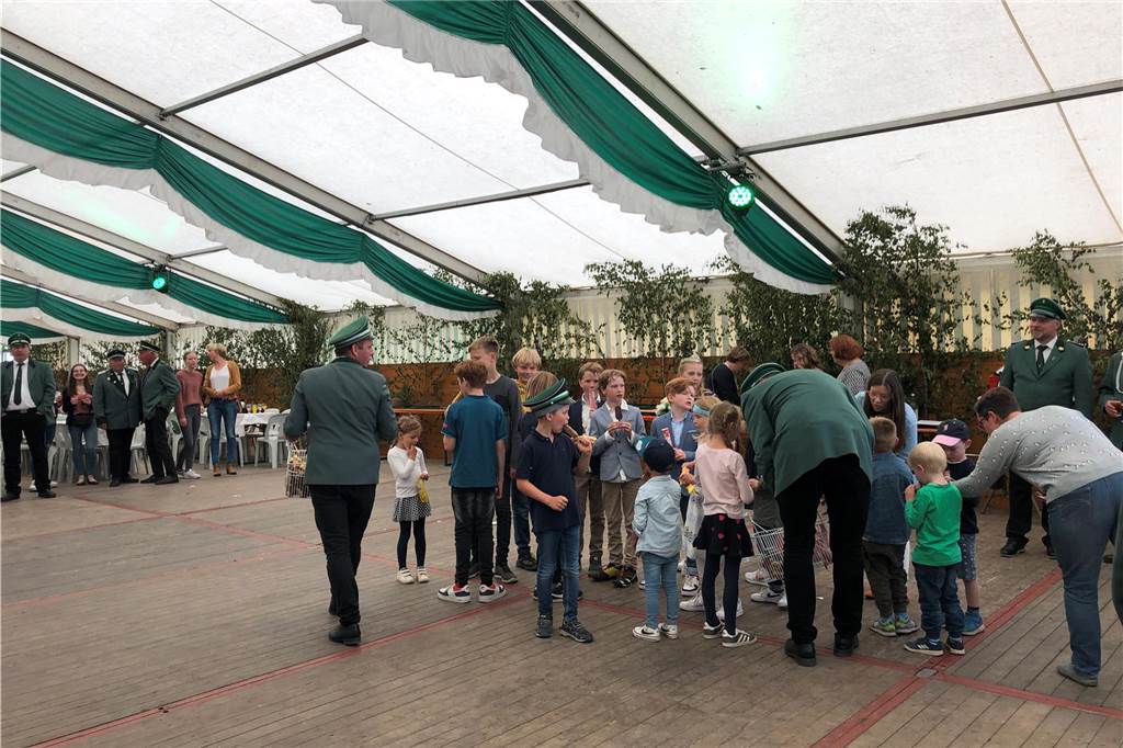 Schützenfeste 2024 in Selm: Gleich zwei Mal Vogelschießen, Umzug und Co. Menschen feiern im Festzelt des Schützenvereins Ondrup-Westerfelde.