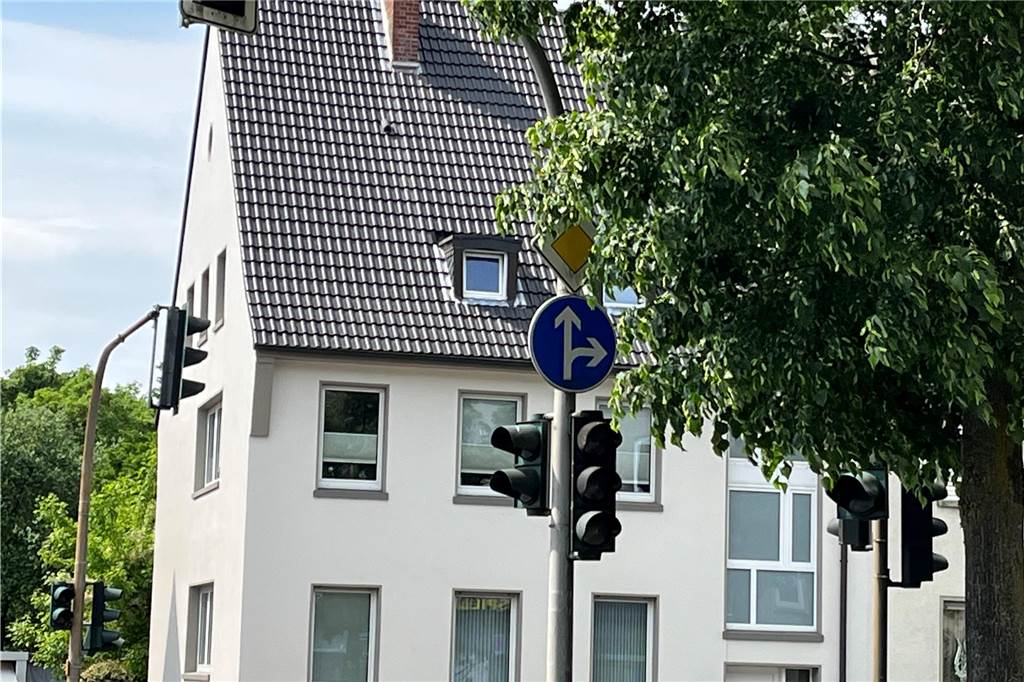 Ampel an Kreuzung in der Innenstadt seit Tagen außer Betrieb Etwas hinter Laub versteckt ist das Vorfahrtschild auf der Klosterstraße, wenn man aus der Innenstadt in die Kreuzung fährt.