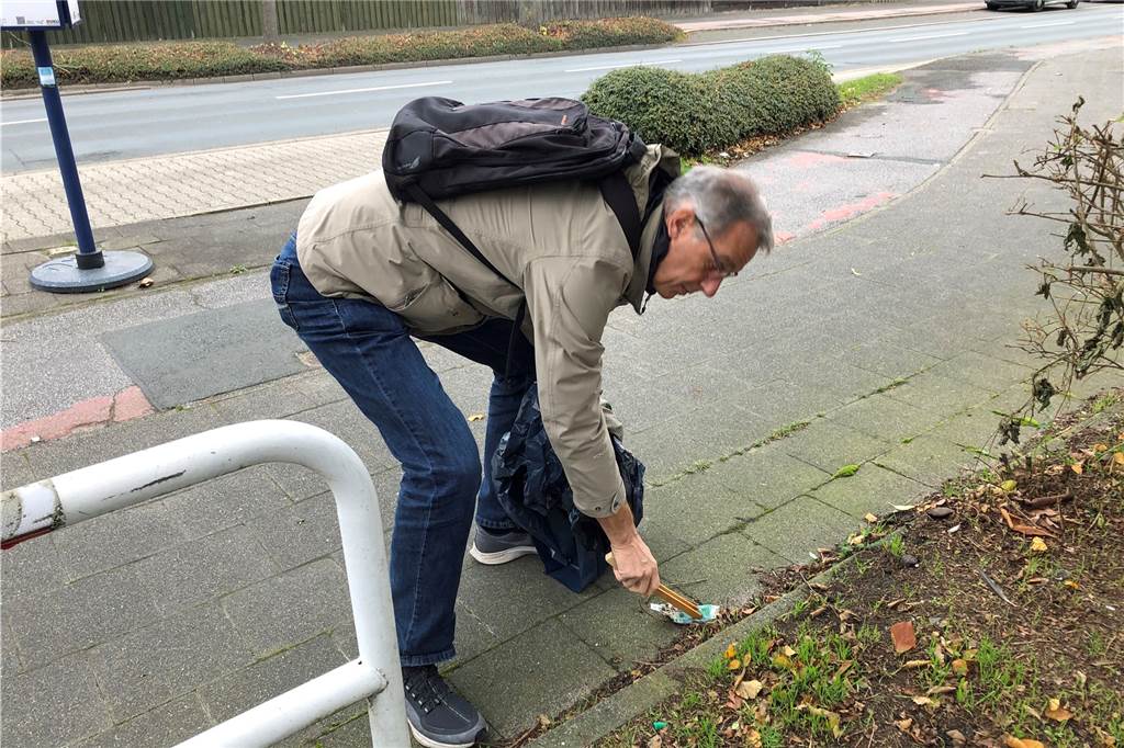 Wie man aus einem einfachen Spaziergang ein Umweltprojekt macht Etwas mühsam ist das Aufsammeln schon. Eine hölzerne Grillzange hilft.