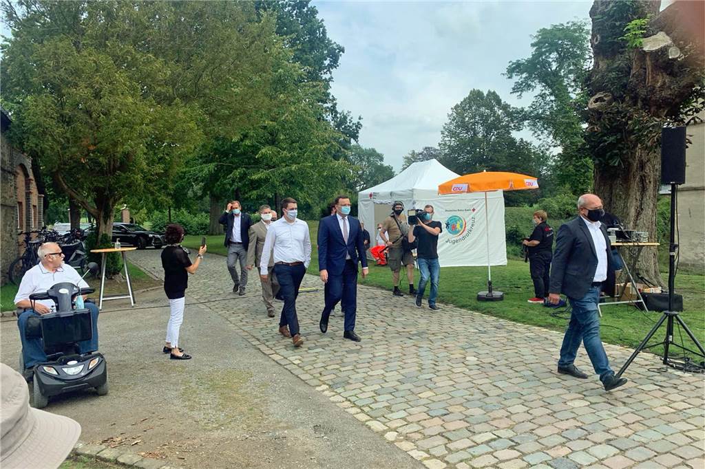 Gesundheitsminister Spahn verteidigt in Herbern umstrittene Test-Strategie Etwas verspätet traf Spahn in Herbern ein. Dann musste er zunächst noch einige TV-Interviews geben.